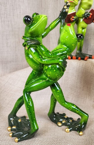 FIGURKA ŻABY TAŃCZĄCE PARA 21,5CM