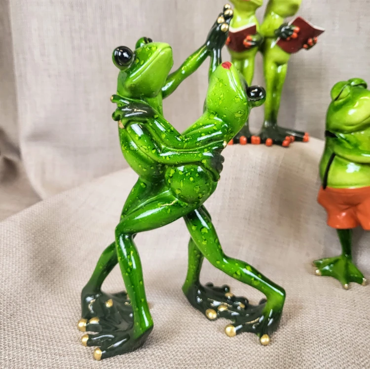 FIGURKA ŻABY TAŃCZĄCE PARA 21,5CM