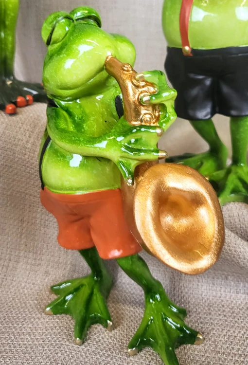 FIGURKA ŻABA Z SAKSOFONEM 16,5CM
