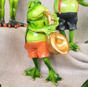 FIGURKA ŻABA Z SAKSOFONEM 16,5CM