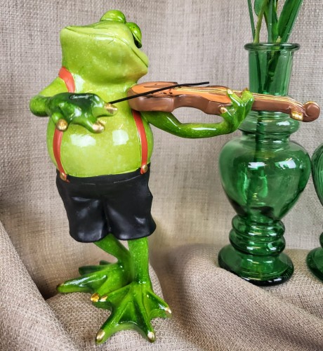 FIGURKA ŻABA SKRZYPEK 18CM