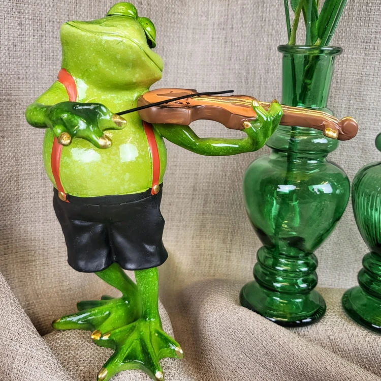 FIGURKA ŻABA SKRZYPEK 18CM