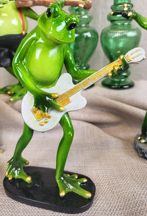 FIGURKA ŻABA Z GITARĄ GITARZYSTA 16,5CM