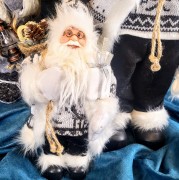 ŚWIĄTECZNA FIGURKA MIKOŁAJ Z PREZENTEM 32 CM