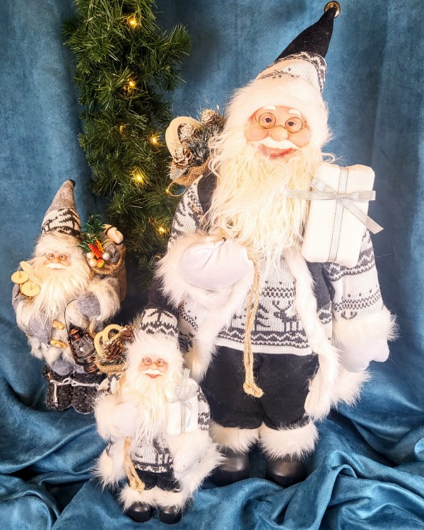 ŚWIĄTECZNA FIGURKA MIKOŁAJ Z PREZENTEM 32 CM