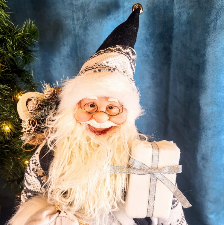 ŚWIĄTECZNA FIGURKA MIKOŁAJ Z PREZENTEM 68 CM MAXI