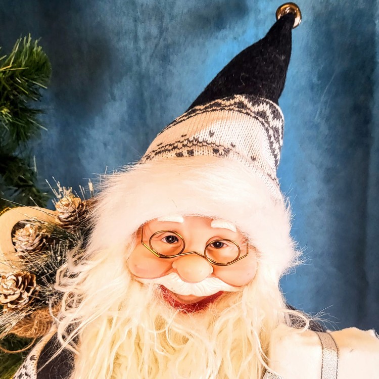 ŚWIĄTECZNA FIGURKA MIKOŁAJ Z PREZENTEM 68 CM MAXI