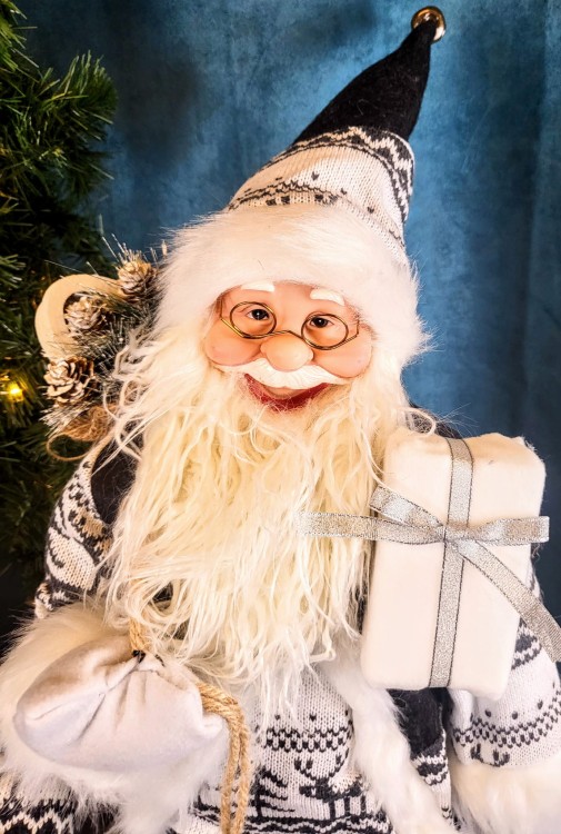 ŚWIĄTECZNA FIGURKA MIKOŁAJ Z PREZENTEM 68 CM MAXI