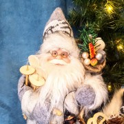ŚWIĄTECZNA FIGURKA MIKOŁAJ Z NARTAMI 35 CM