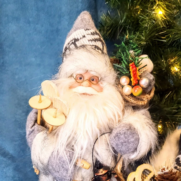ŚWIĄTECZNA FIGURKA MIKOŁAJ Z NARTAMI 35 CM