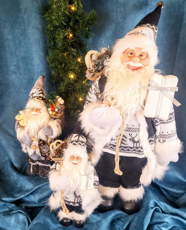 ŚWIĄTECZNA FIGURKA MIKOŁAJ Z NARTAMI 35 CM