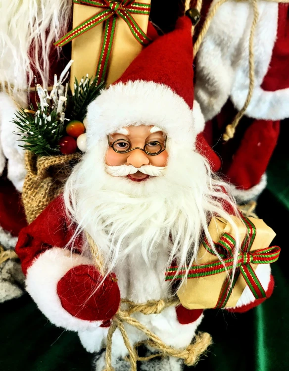 ŚWIĄTECZNA FIGURKA MIKOŁAJ Z PREZENTEM 32 CM