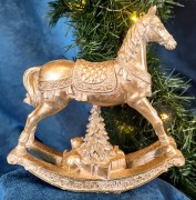 FIGURKA KONIK NA BIEGUNACH Z CHOINKĄ