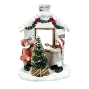 FIGURKA DOMEK Z DZIEĆMI I CHOINKA LED 18,5cm