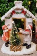 FIGURKA DOMEK Z DZIEĆMI I CHOINKA LED 18,5cm