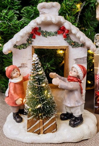 FIGURKA DOMEK Z DZIEĆMI I CHOINKA LED 18,5cm