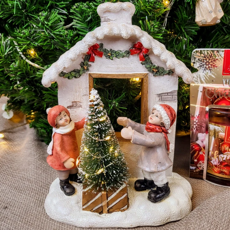 FIGURKA DOMEK Z DZIEĆMI I CHOINKA LED 18,5cm