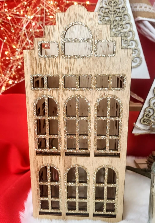 DREWNIANY ŚWIECZNIK ZE SZKŁEM DOMEK 22CM