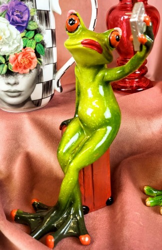 FIGURKA ŻABA SELFIE Z WALIZKĄ PODRÓŻNICZKA 15,5CM