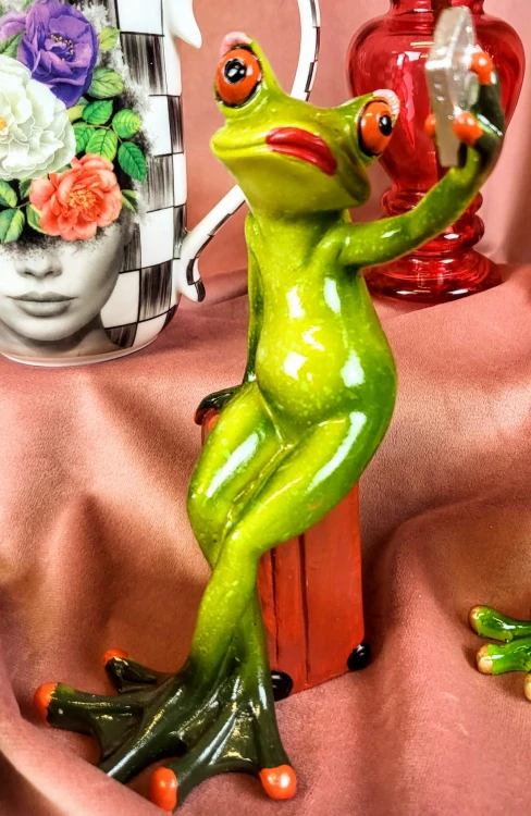 FIGURKA ŻABA SELFIE Z WALIZKĄ PODRÓŻNICZKA 15,5CM