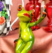FIGURKA ŻABA SELFIE Z WALIZKĄ PODRÓŻNICZKA 15,5CM