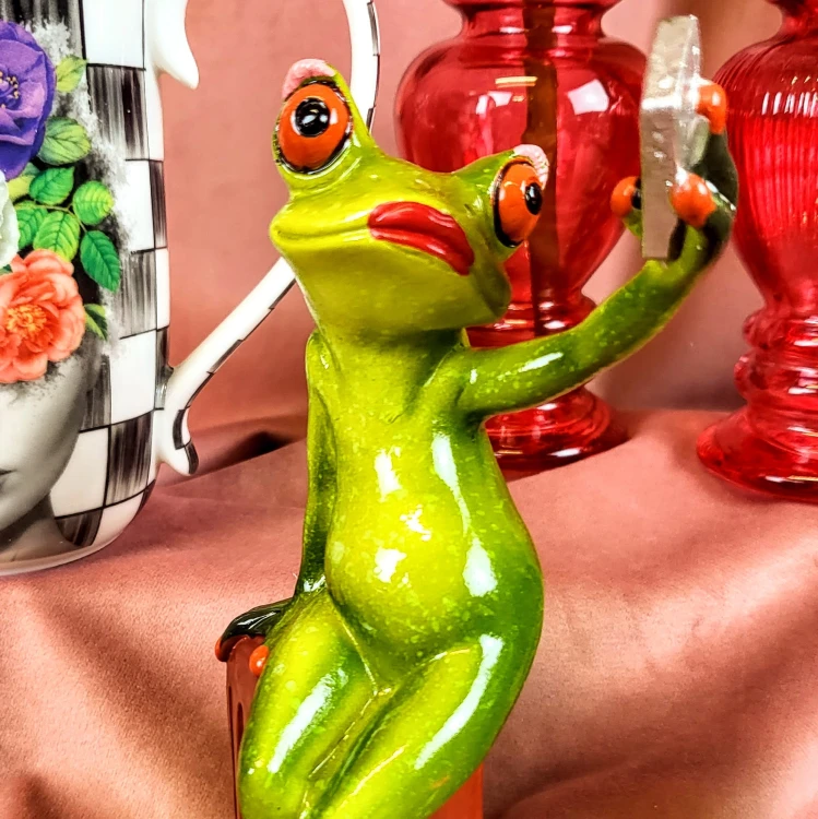 FIGURKA ŻABA SELFIE Z WALIZKĄ PODRÓŻNICZKA 15,5CM