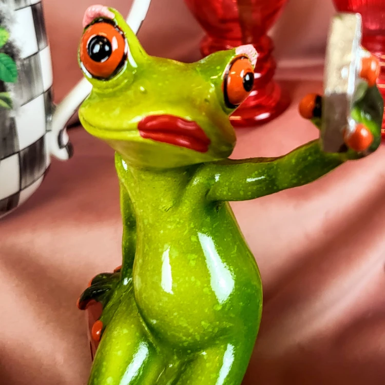 FIGURKA ŻABA SELFIE Z WALIZKĄ PODRÓŻNICZKA 15,5CM