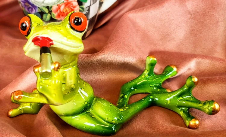 FIGURKA PANI ŻABA Z POMADKĄ 7CM