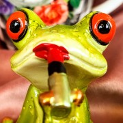 FIGURKA PANI ŻABA Z POMADKĄ 7CM