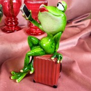 FIGURKA ŻABA SELFIE Z WALIZKĄ PODRÓŻNICZKA 15,5CM