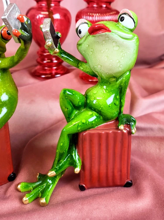 FIGURKA ŻABA SELFIE Z WALIZKĄ PODRÓŻNICZKA 15,5CM