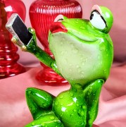 FIGURKA ŻABA SELFIE Z WALIZKĄ PODRÓŻNICZKA 15,5CM