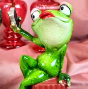 FIGURKA ŻABA SELFIE Z WALIZKĄ PODRÓŻNICZKA 15,5CM