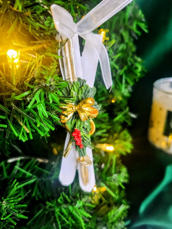 ZAWIESZKA BOŻONARODZENIOWA NARTY 8cm