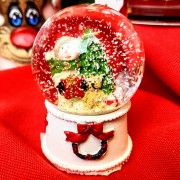 KULA ŚNIEŻNA BAŁWAN Z CHOINKĄ 6,3CM