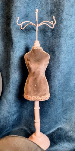ELEGANCKI STOJAK NA BIŻUTERIĘ SZARY 40CM