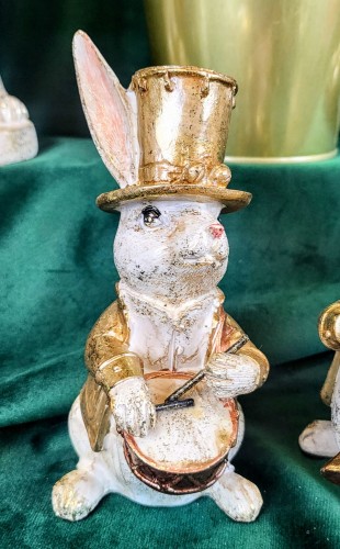 FIGURKA KRÓLIK Z BĘBENKIEM PIERROT