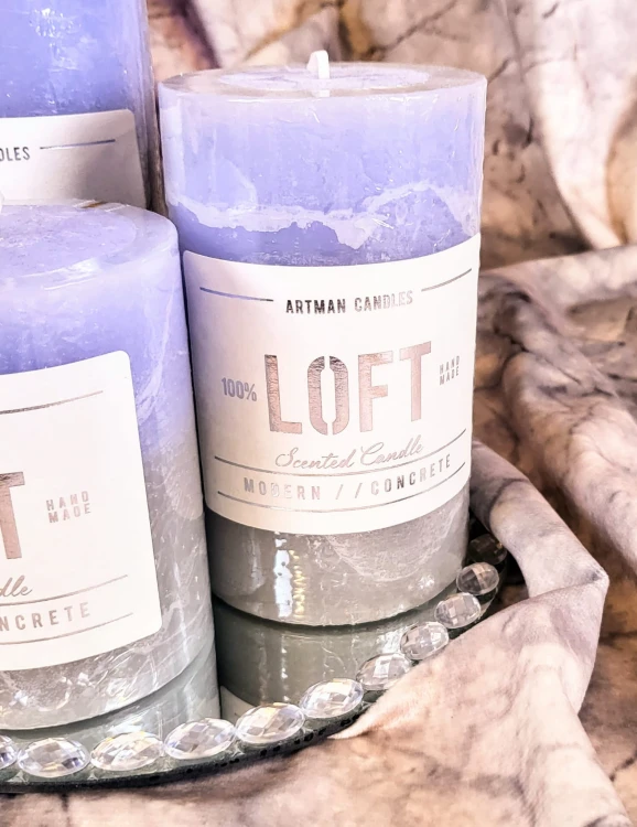 ŚWIECA ZAPACHOWA LOFT WALEC ŚREDNI FIOLET SZAFRAN Z NUTĄ CYNAMONU