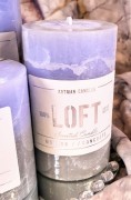 ŚWIECA ZAPACHOWA LOFT WALEC ŚREDNI FIOLET SZAFRAN Z NUTĄ CYNAMONU