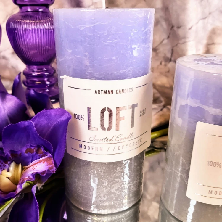 ŚWIECA ZAPACHOWA LOFT WALEC DUŻY FIOLET SZAFRAN Z NUTĄ CYNAMONU