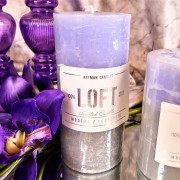 ŚWIECA ZAPACHOWA LOFT WALEC DUŻY FIOLET SZAFRAN Z NUTĄ CYNAMONU