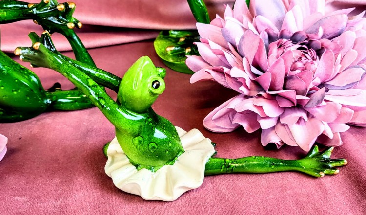 FIGURKA ŻABA BALETNICA 13CM