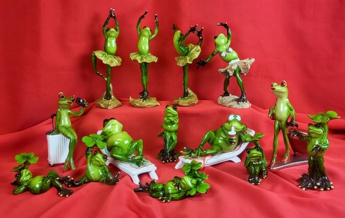 FIGURKA ŻABA Z WALIZKĄ PODRÓŻNICZKA 17CM