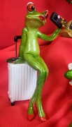 FIGURKA ŻABA Z WALIZKĄ PODRÓŻNICZKA 17CM
