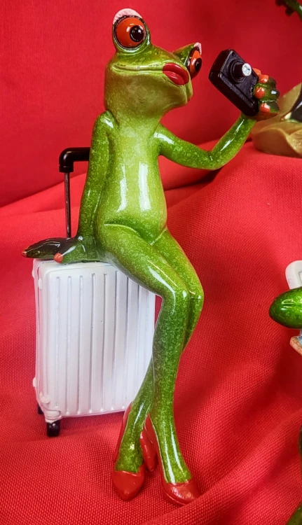 FIGURKA ŻABA Z WALIZKĄ PODRÓŻNICZKA 17CM