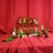 FIGURKA ŻABA Z WALIZKĄ PODRÓŻNICZKA 17CM