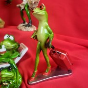 FIGURKA ŻABA Z WALIZKĄ PODRÓŻNICZKA 18CM