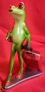 FIGURKA ŻABA Z WALIZKĄ PODRÓŻNICZKA 18CM