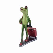 FIGURKA ŻABA Z WALIZKĄ PODRÓŻNICZKA 18CM