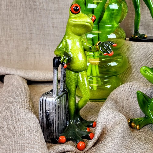 FIGURKA ŻABA Z WALIZKĄ PODRÓŻNIK 16CM